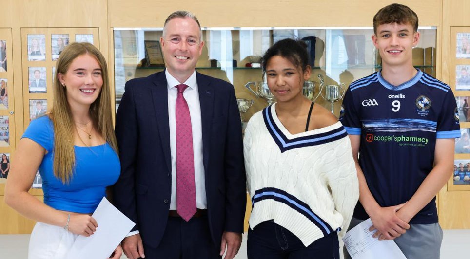 Education Minister Congratulates Students 